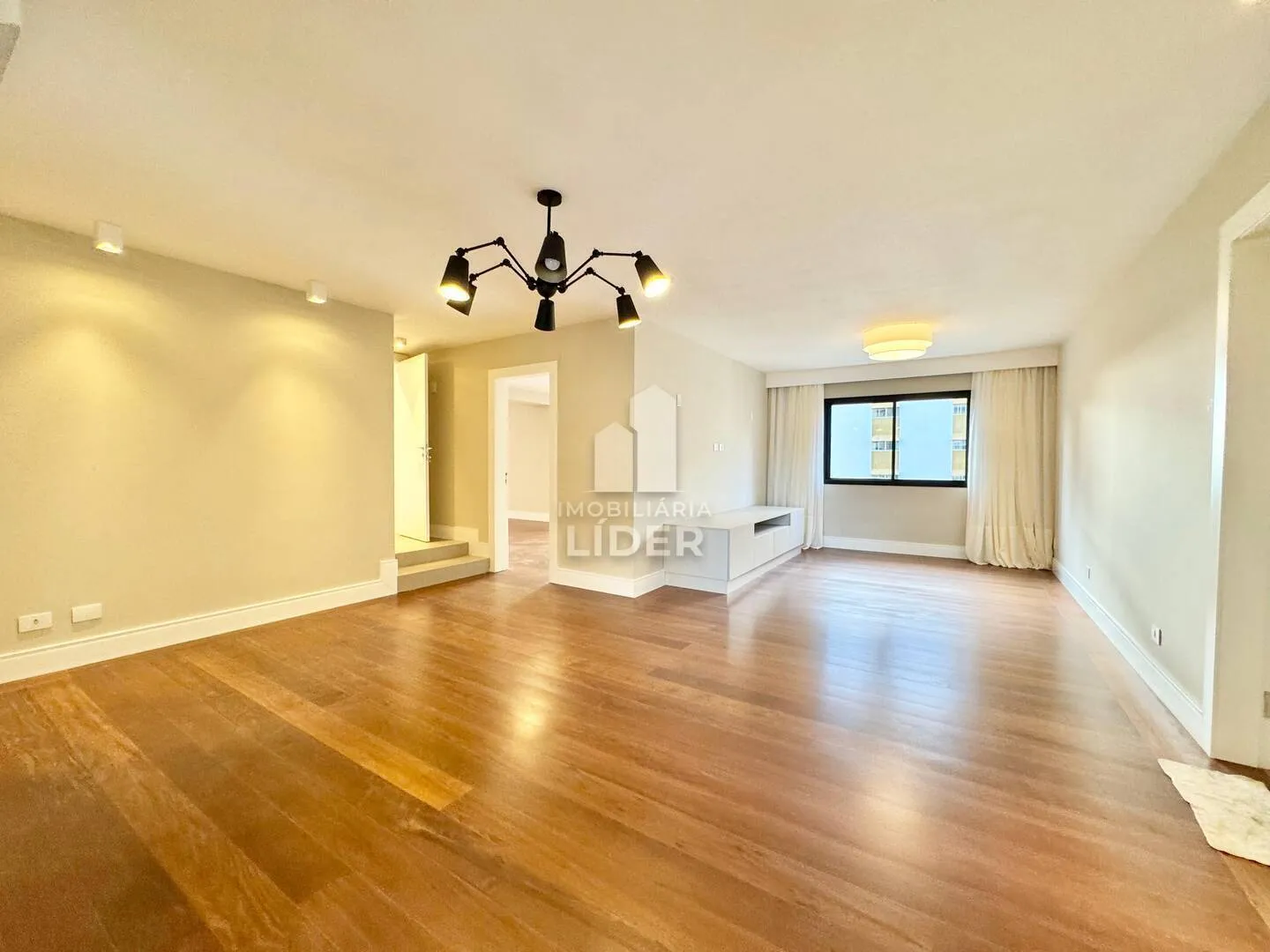 Apartment with 4 bedrooms and 3 parking spots, balcony — photo 32