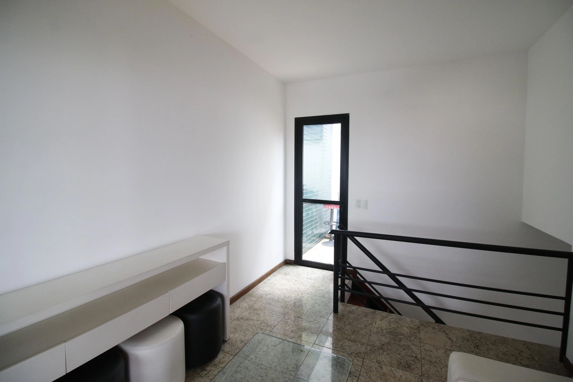Balcony with a grill in a 4-bedroom apartment, 172 m² — photo 47