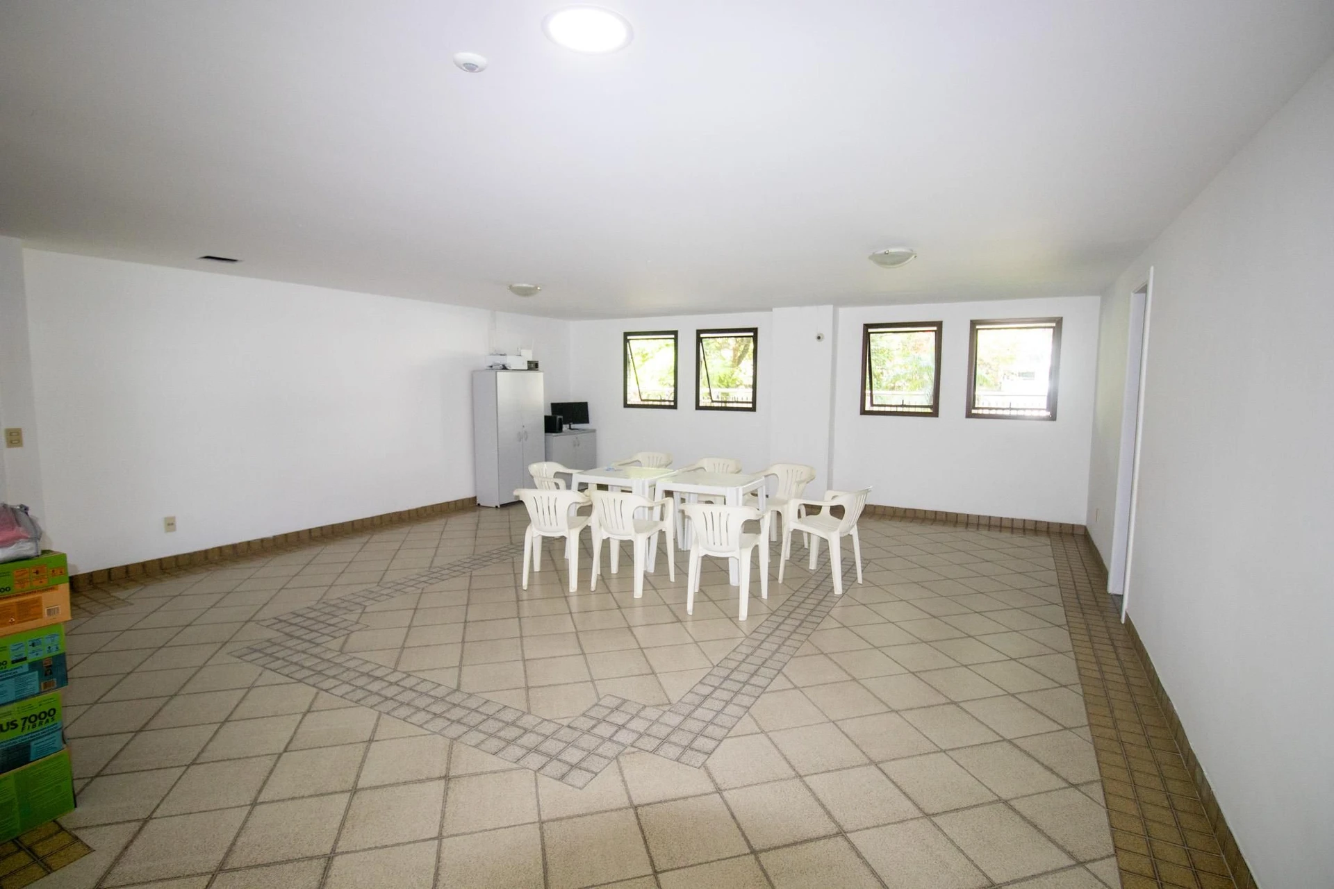 Furnished apartment with 3 bedrooms and a balcony — photo 48