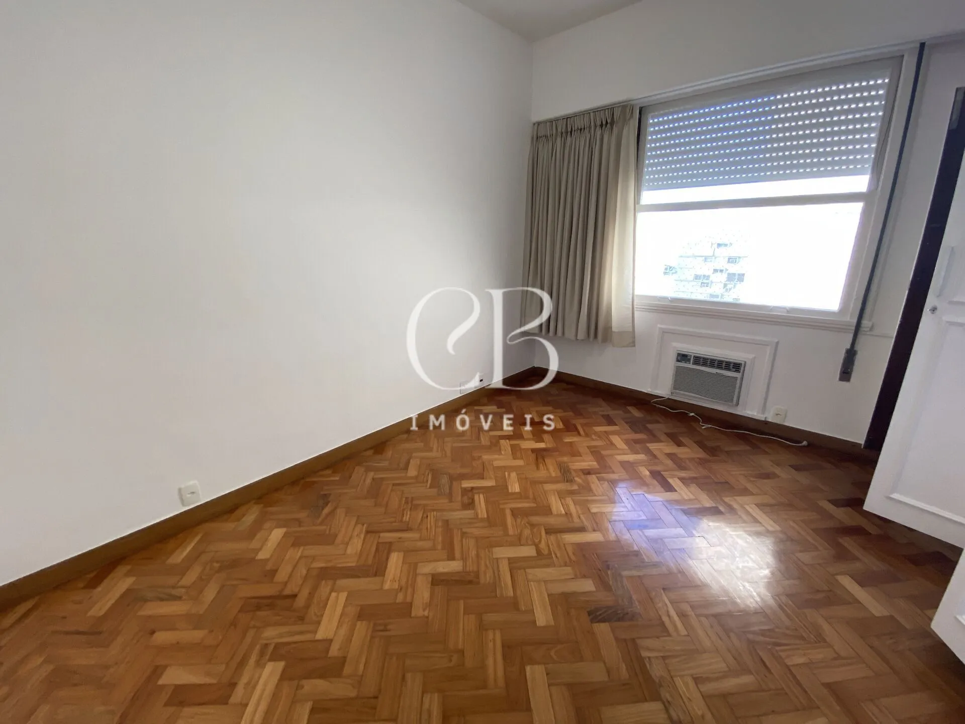 Apartment with 4 bedrooms and a glass-enclosed balcony — photo 36