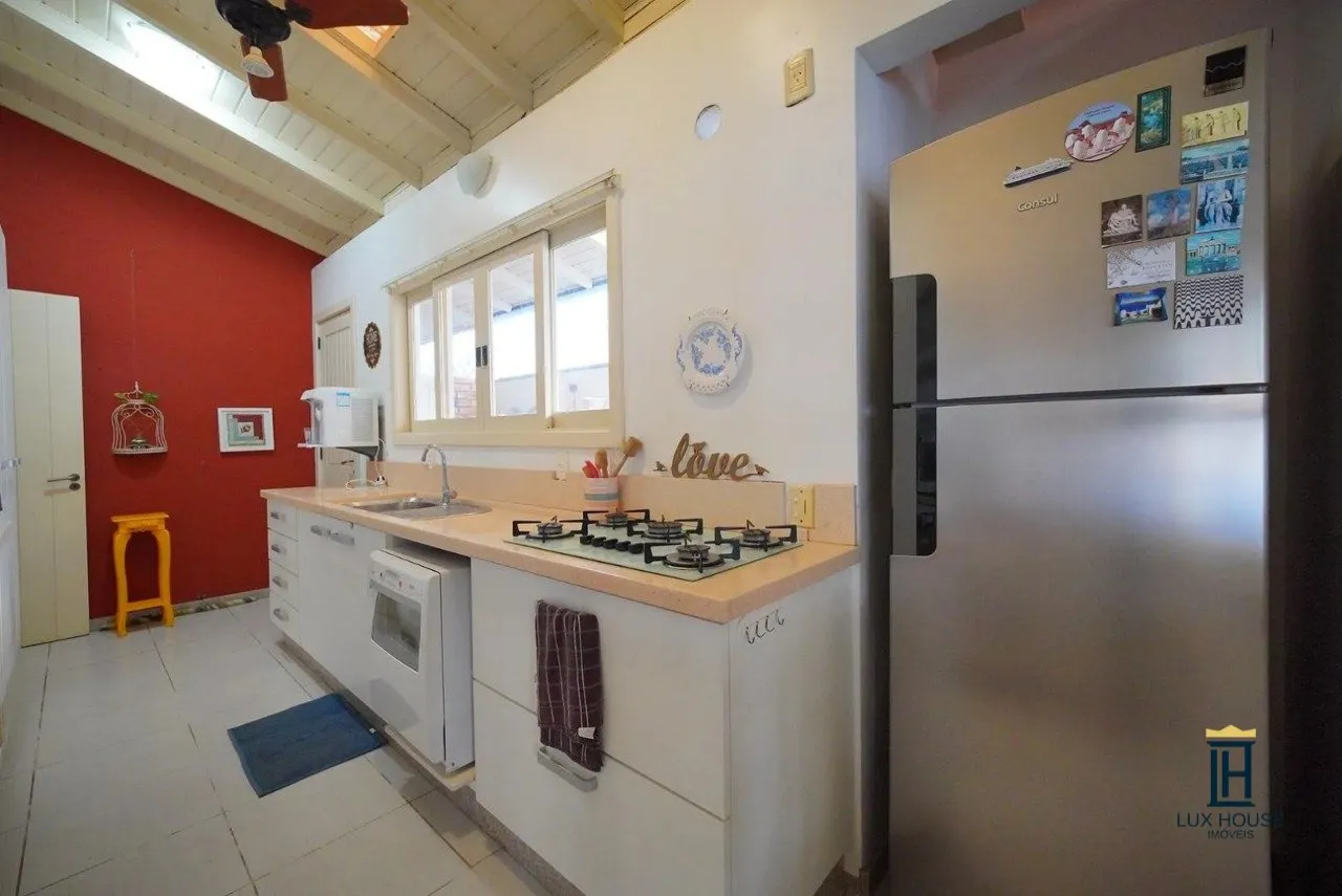 Casa de 3 dormitorios con ventanales de piso a techo — photo 19