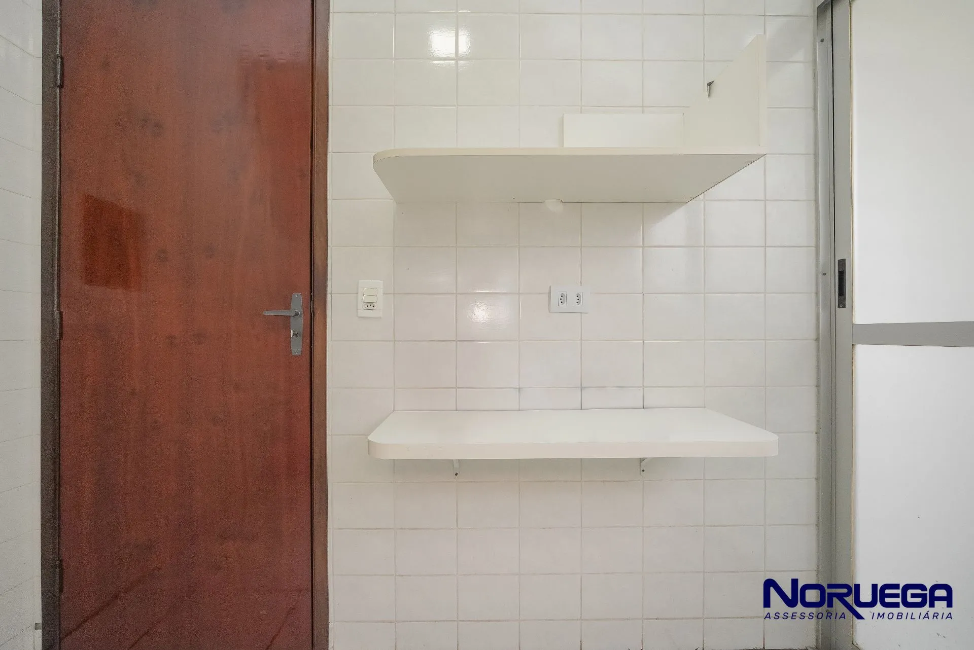 Wood or laminate floors in a 2-bedroom apartment, 103 m² — photo 25