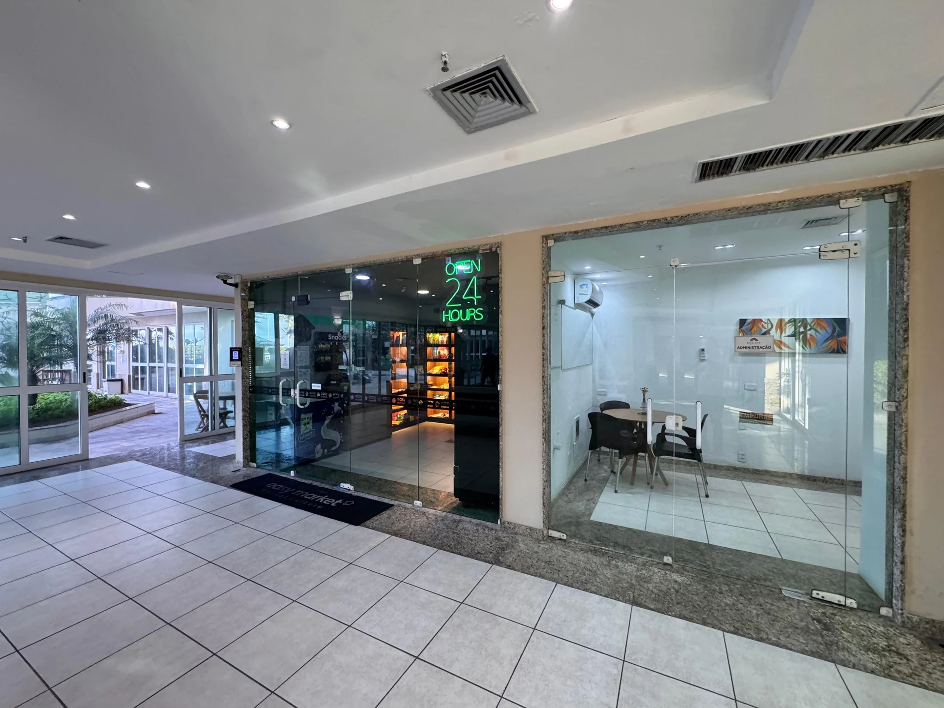 Furnished 1-bedroom apartment with a glass balcony — photo 44
