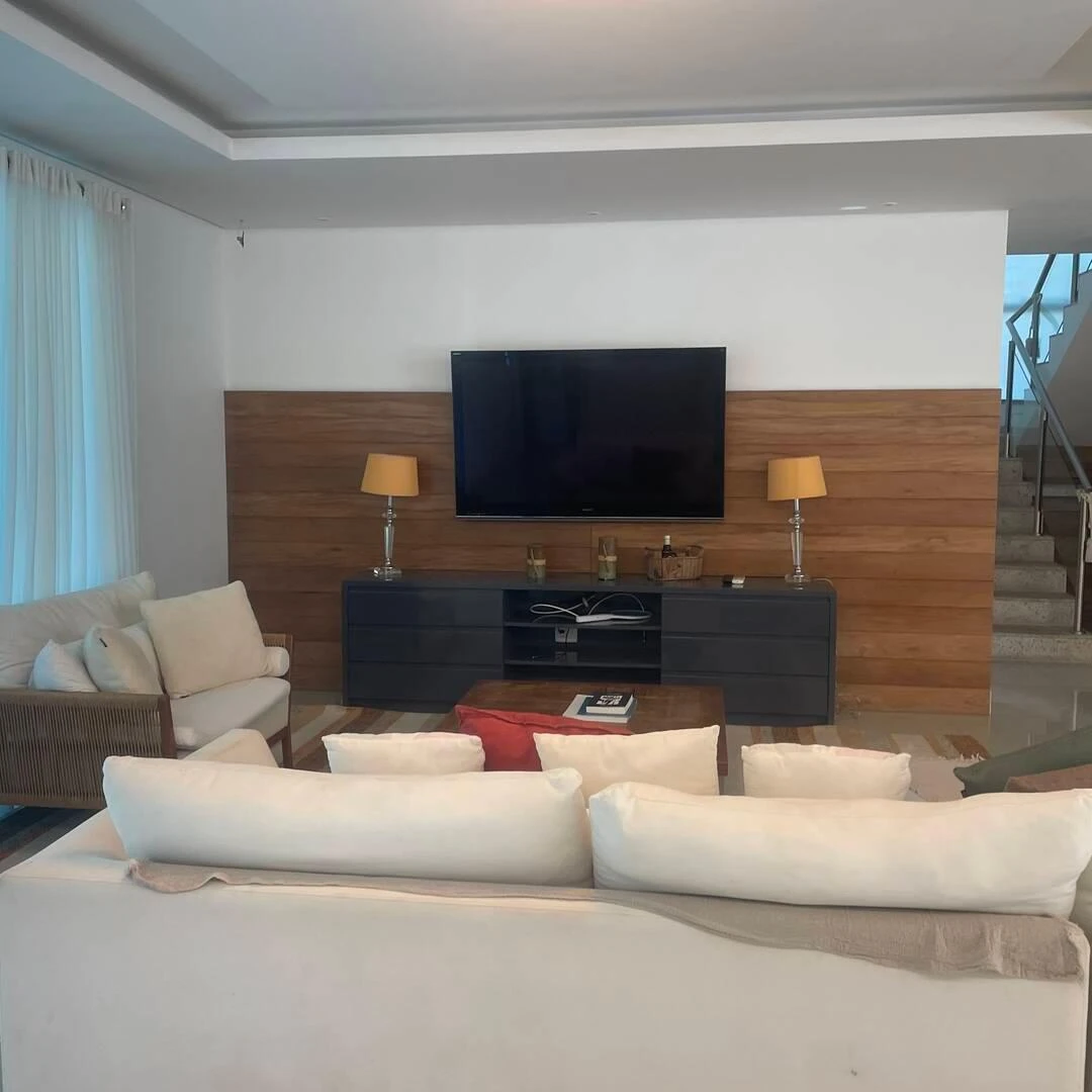 5-bedroom house with a glass-enclosed balcony