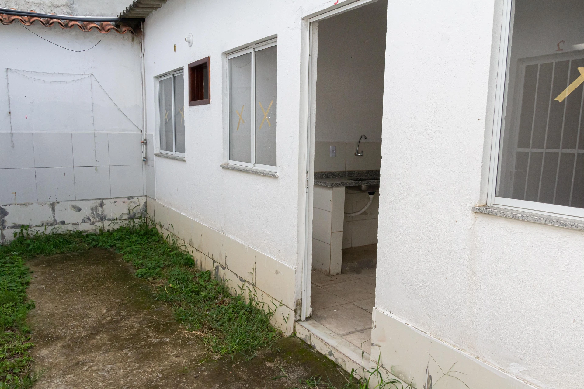 Studio unit with 1 bedroom, ensuite bathroom, private garden — photo 6