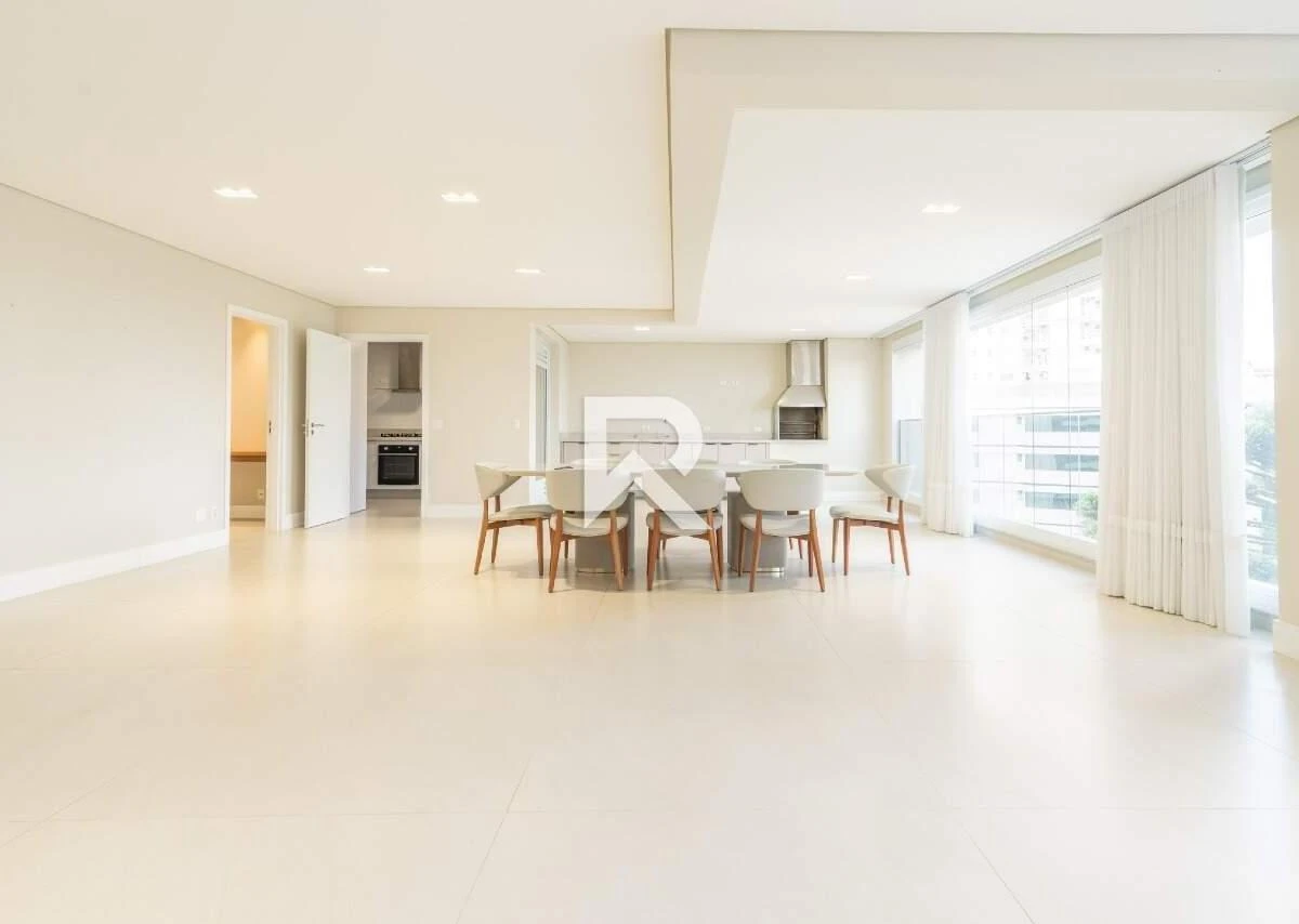 255 m² apartment with a bathtub and a walk-in closet — photo 9