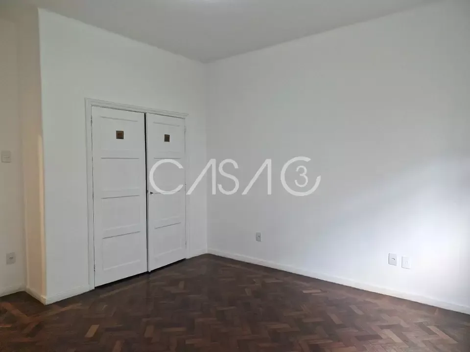 Apartamento com 4 quartos e cozinha fechada com fogão — photo 14