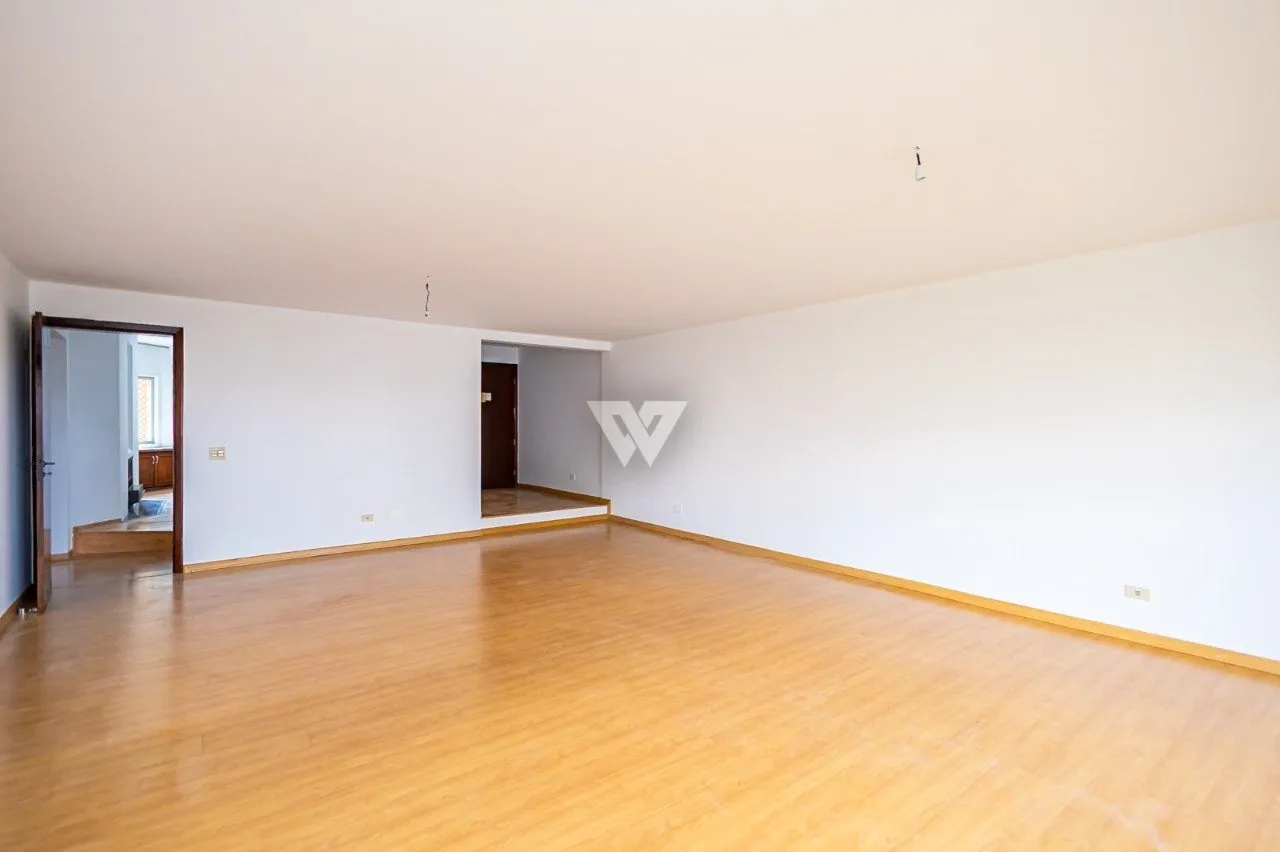 Apartment with wood floors, 4 bedrooms and glass balcony — photo 5