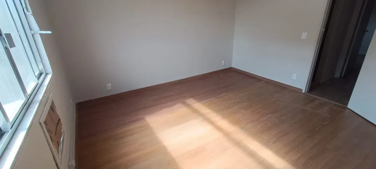 Unfurnished 2-bedroom apartment with wood floors — photo 8