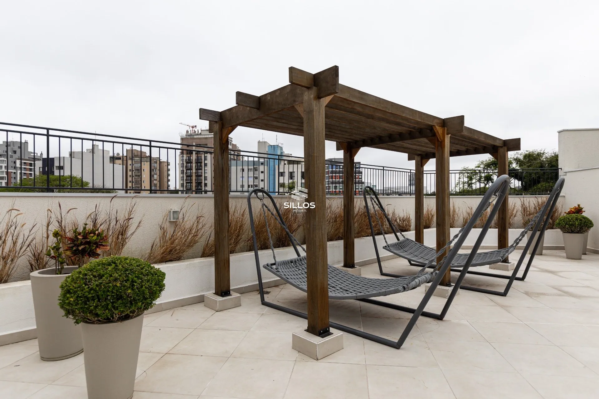 One-bedroom apartment in a building with a gym — photo 16