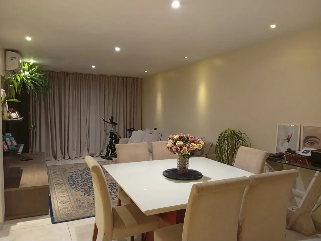 Furnished apartment, 240 m², with a glass-enclosed balcony
