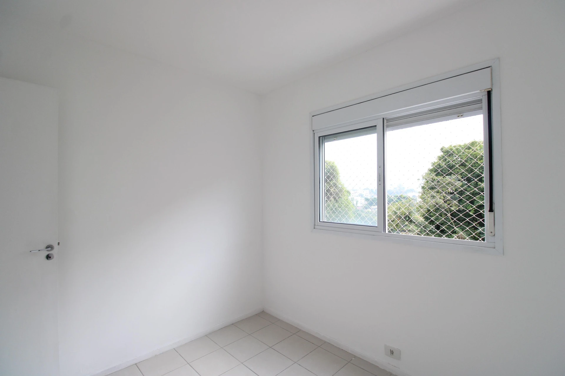 Balcony with a grill in a 3-bedroom apartment, 74 m² — photo 32