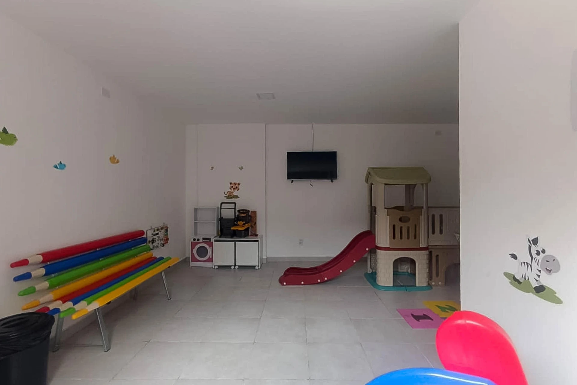 2-bedroom apartment in a building with a gym — photo 9