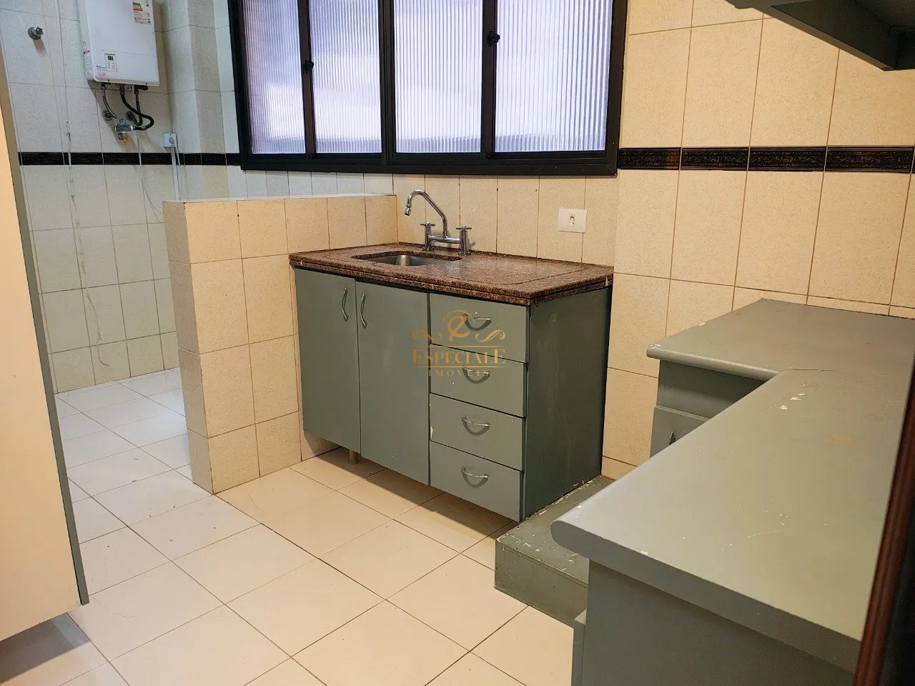 Wood or laminate floors in a 2-bedroom apartment, 70 m² — photo 2