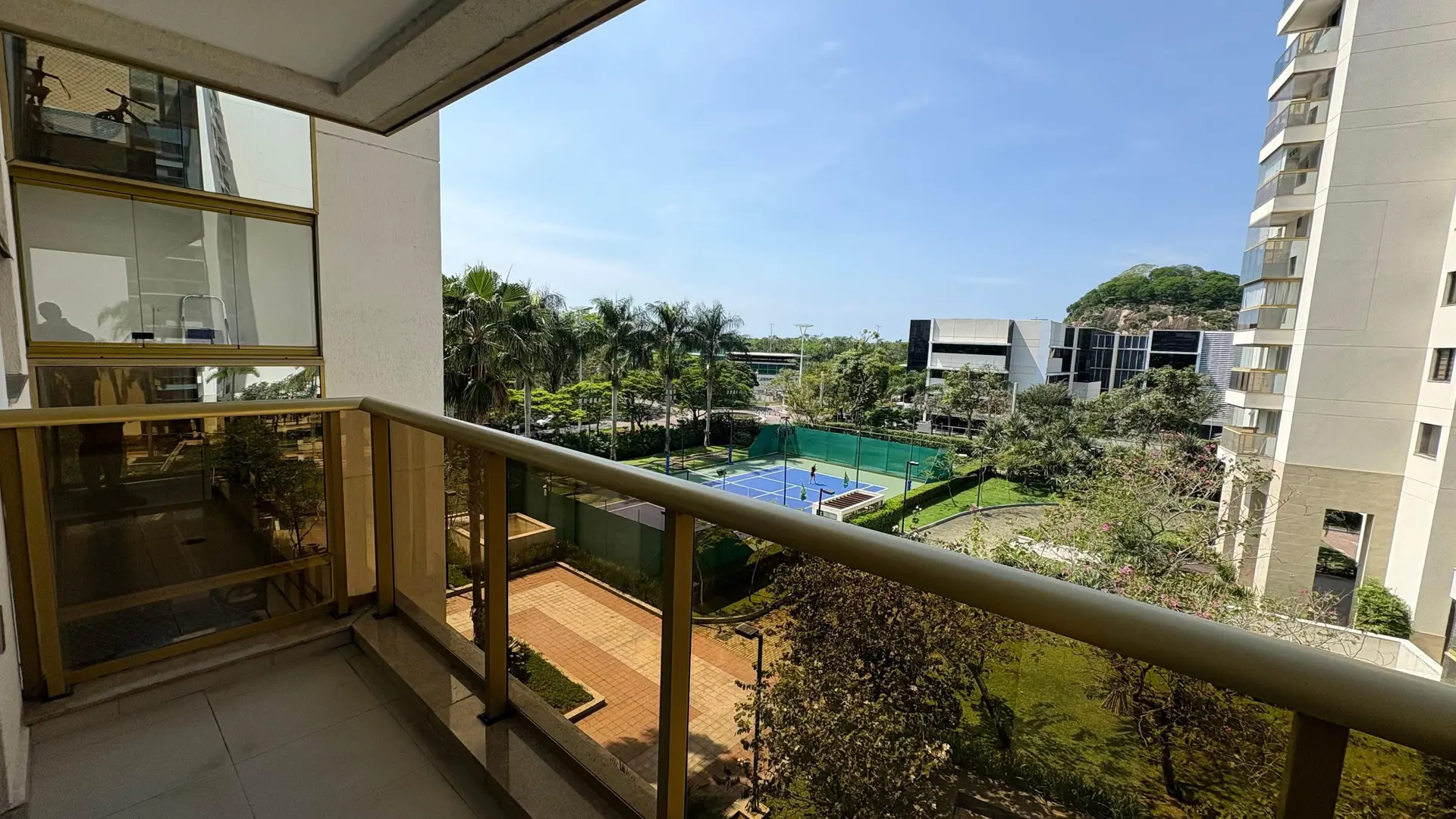 Jacuzzi in a 5-bedroom apartment, 217 m² — photo 13