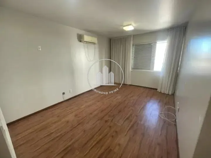 4-bedroom apartment in a building with a pool — photo 8