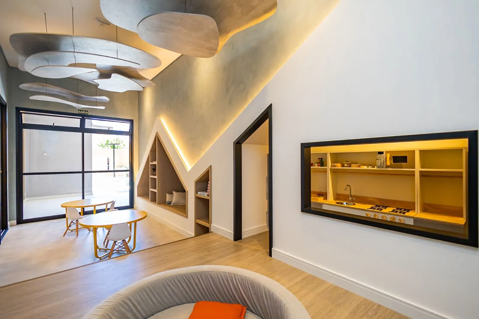 Furnished apartment, 78 m², with a glass-enclosed balcony — photo 57