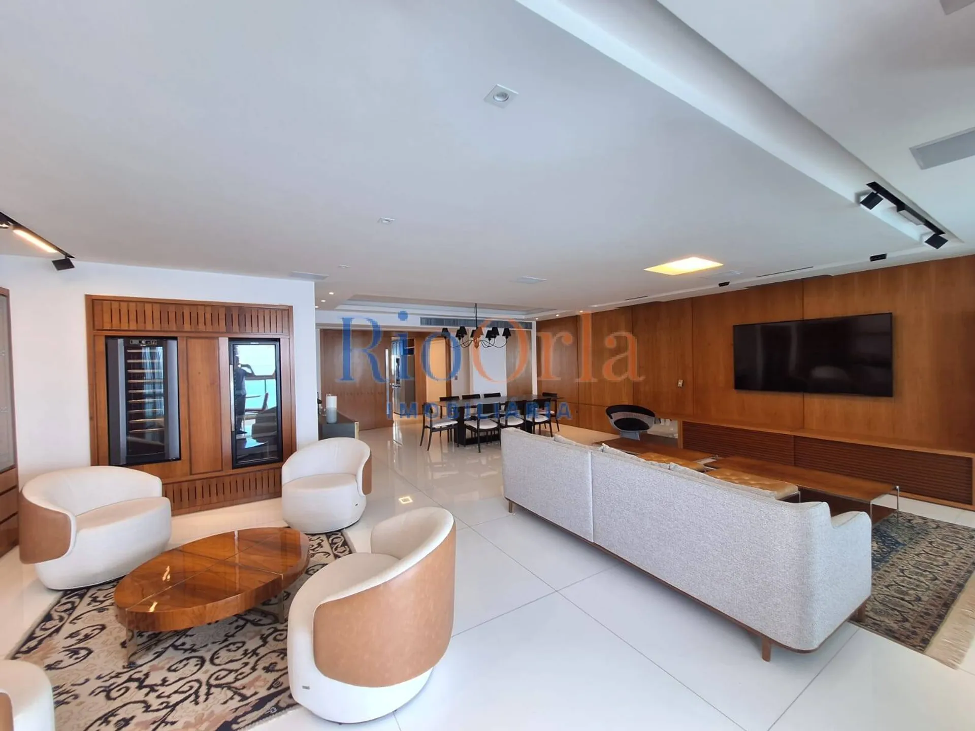 Furnished apartment, 261 m², with a glass-enclosed balcony