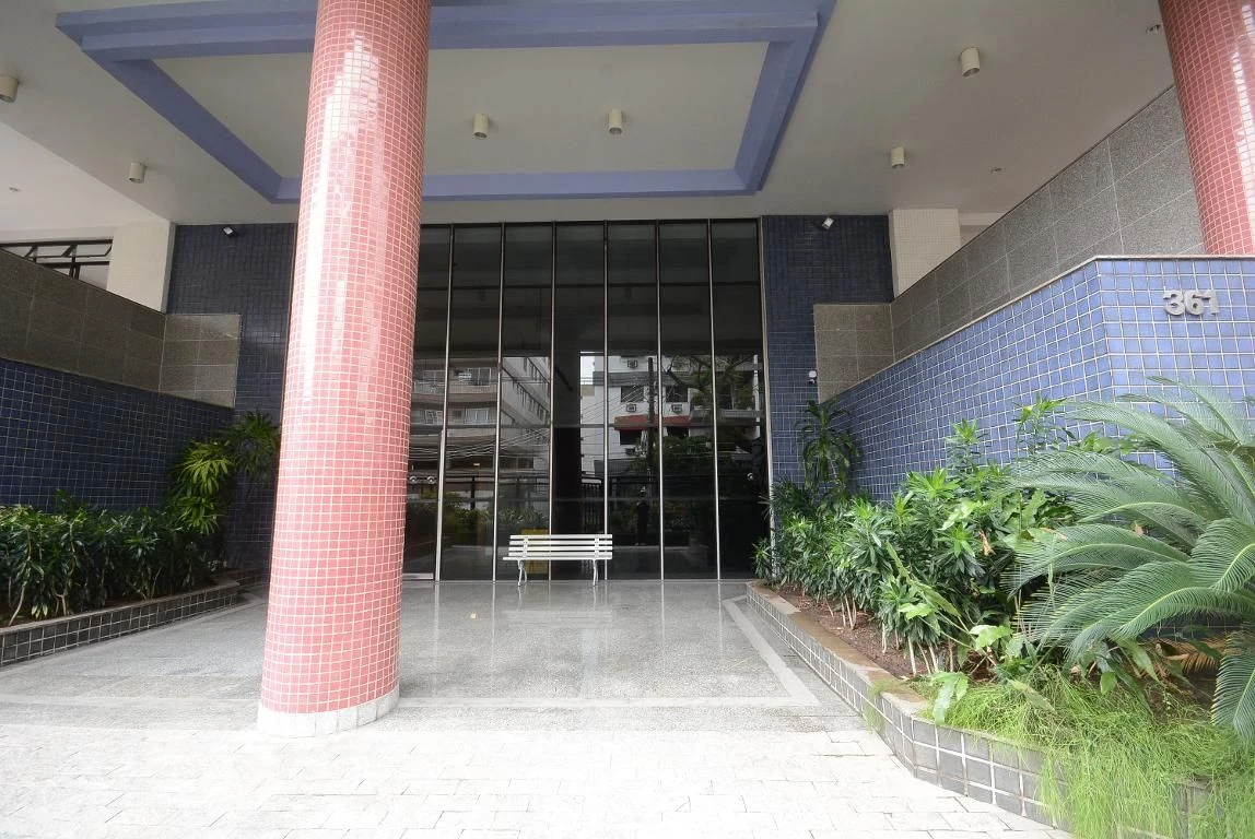 4-bedroom apartment in a building with a pool — photo 85