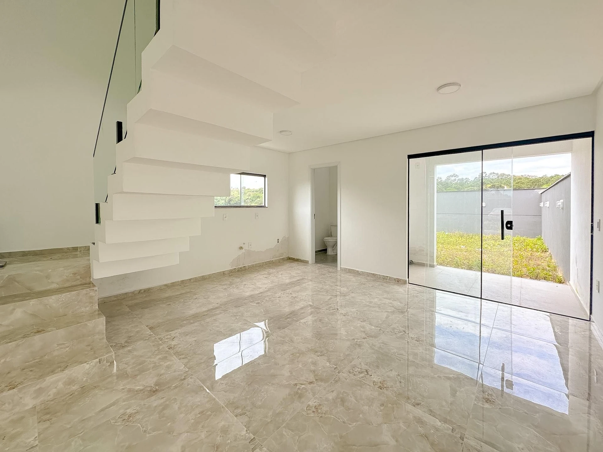 Floor-to-ceiling windows in a 3-bedroom house, 157 m² — photo 27