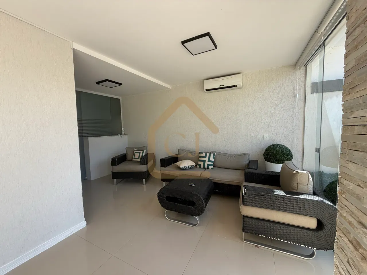5-bedroom house with a private pool — photo 10