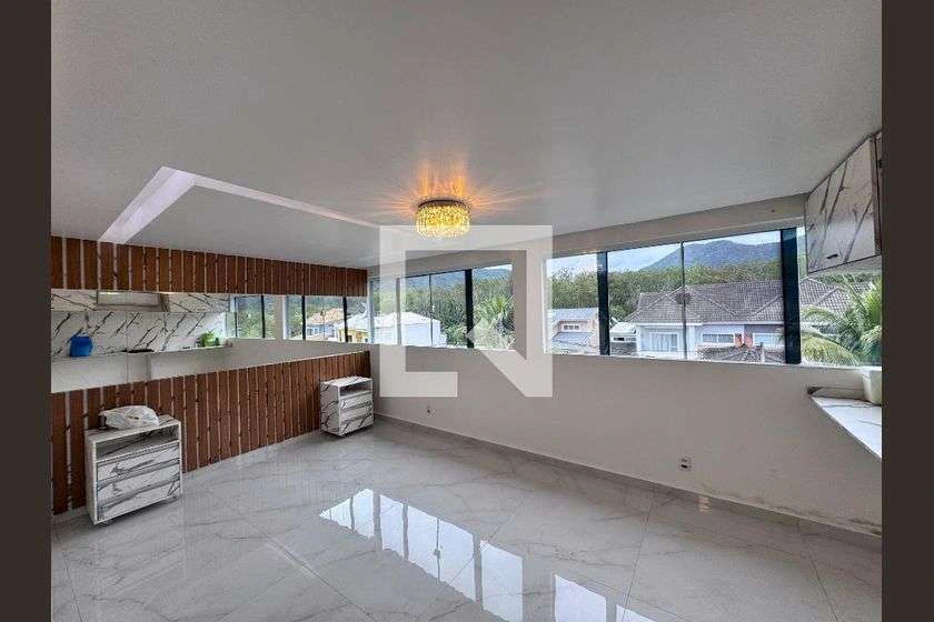 House with 5 bedrooms and a private garden