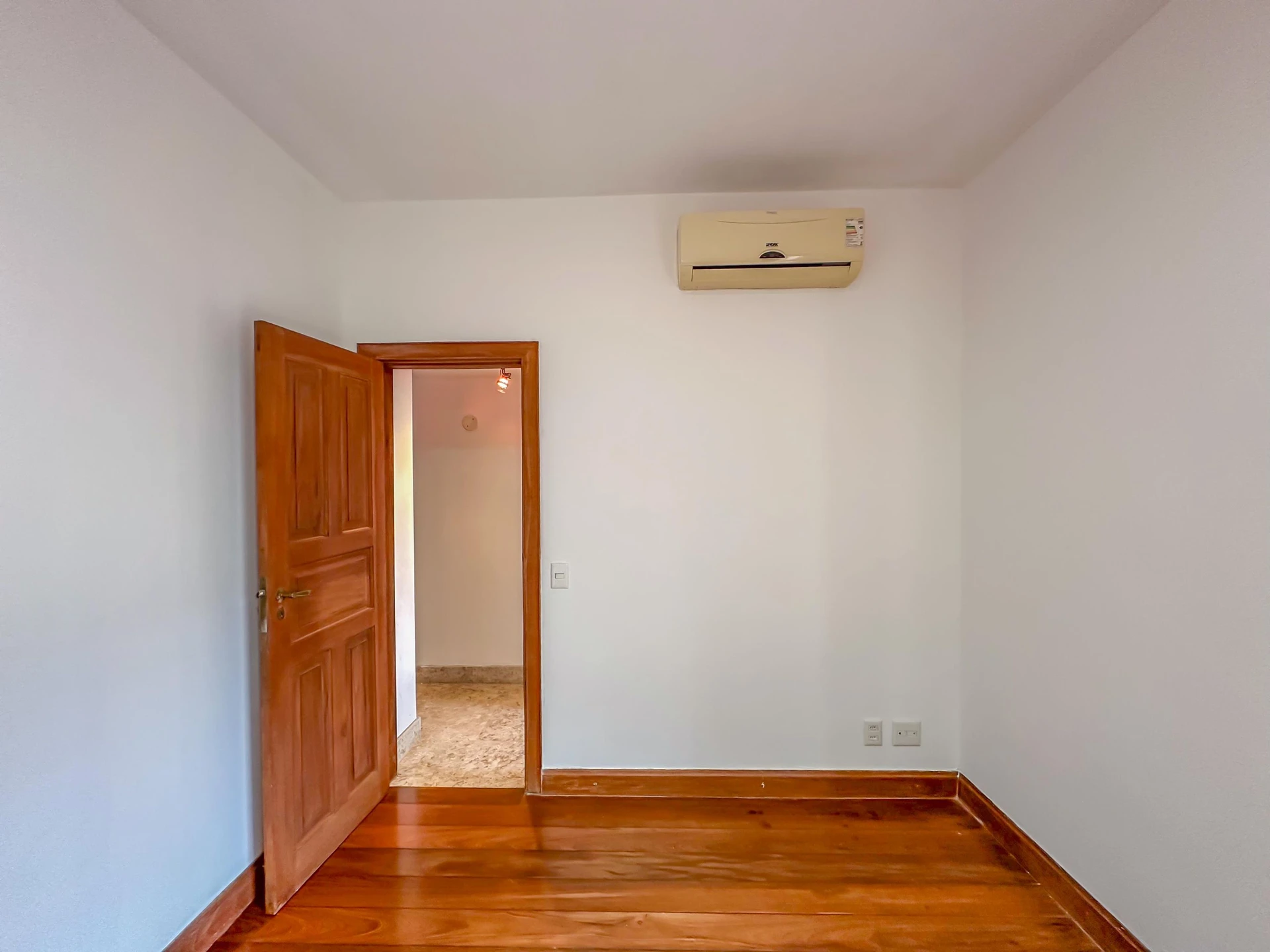 Apartment, 275 m², with a glass-enclosed balcony — photo 32