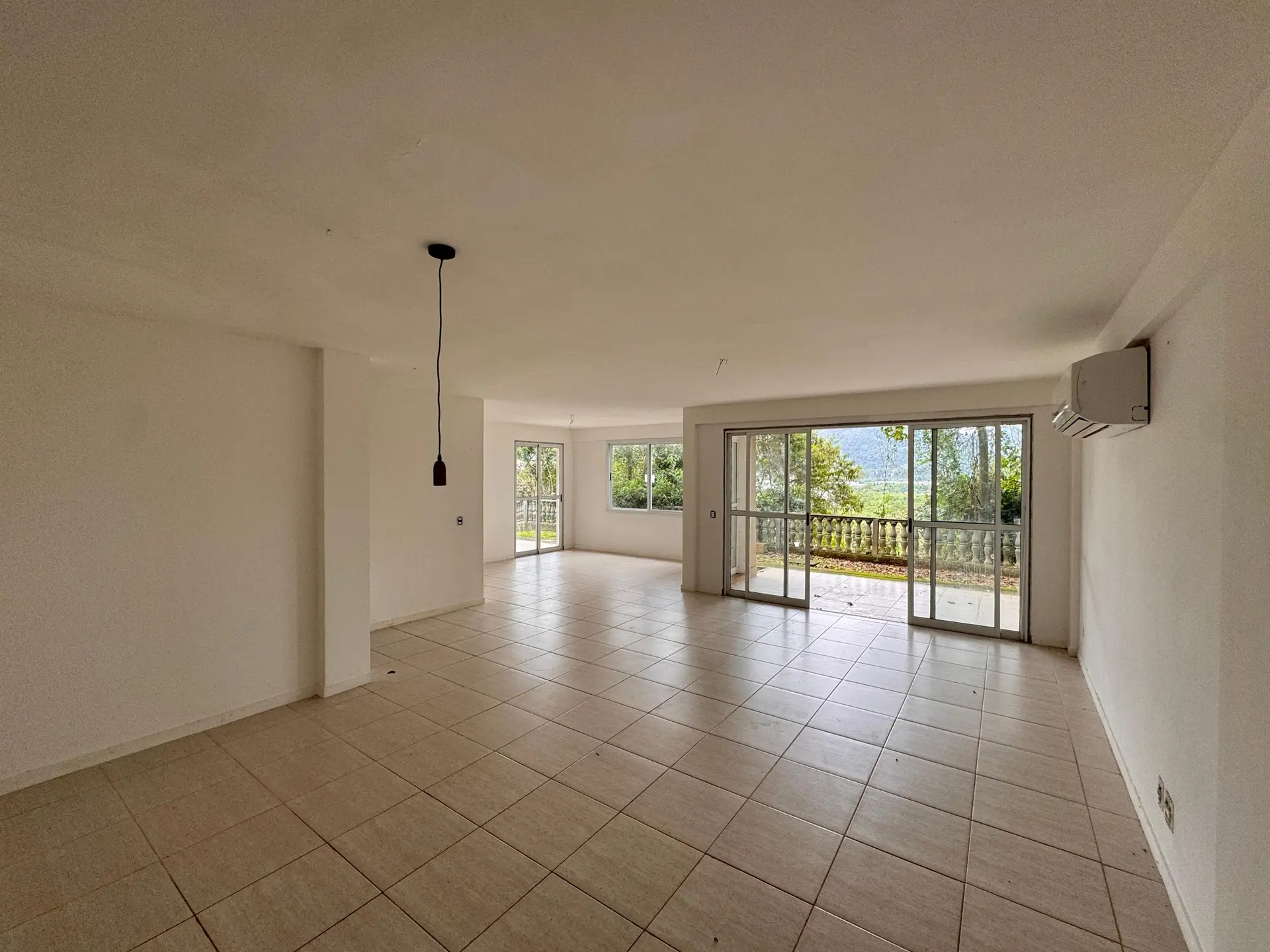 Casa de 650 m² com vista para as montanhas e jardim