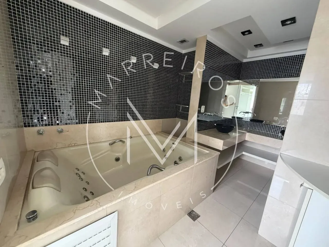 4-bedroom apartment in a building with a sauna — photo 24