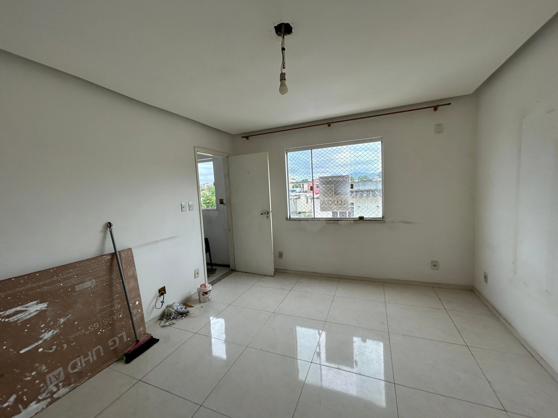 Balcony with a grill in a 3-bedroom apartment, 130 m² — photo 39