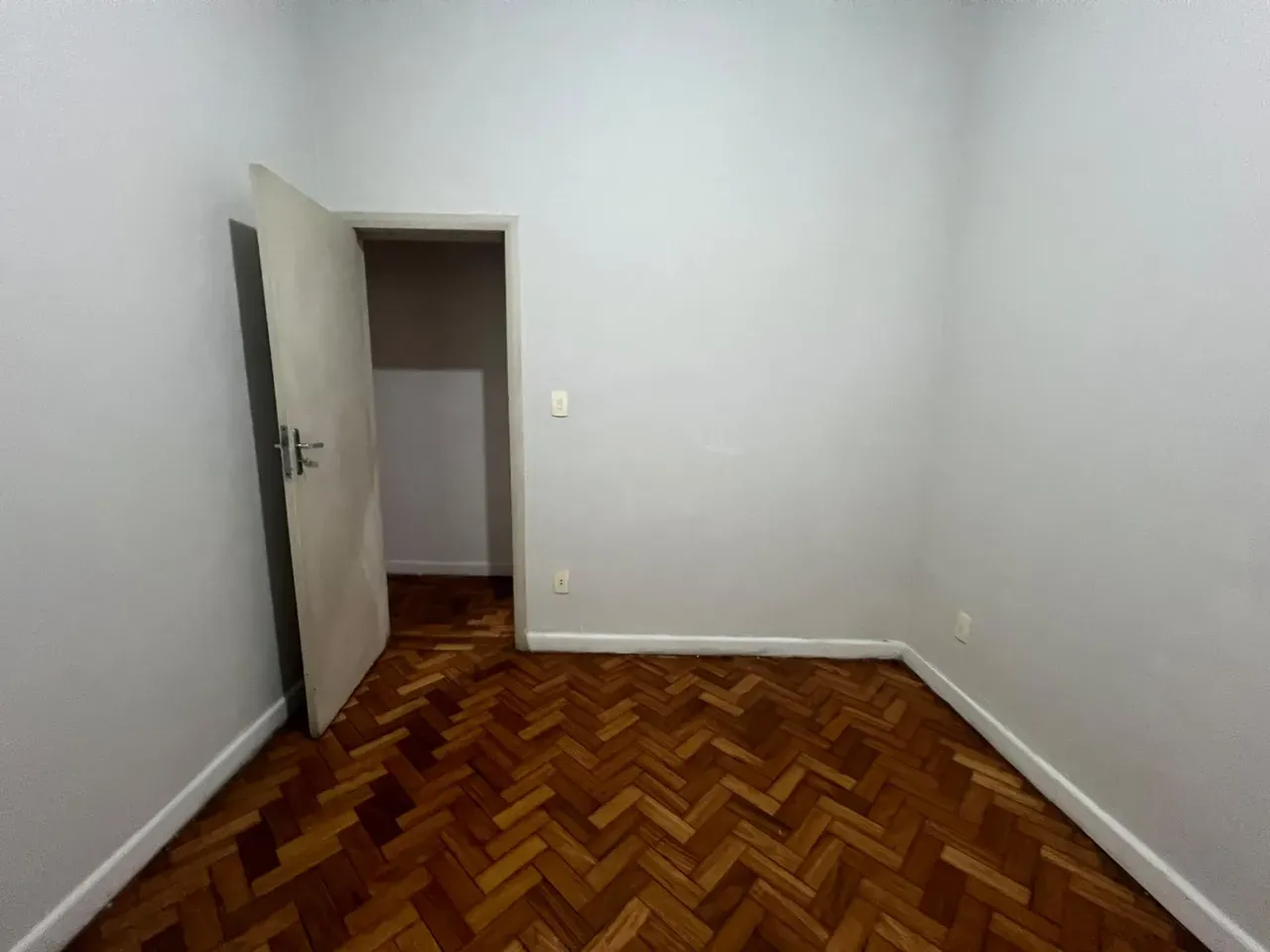 Apartment on the 2nd floor with wood or laminate floors — photo 6