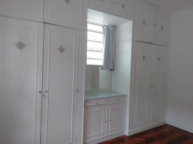 2-bedroom apartment with wood or laminate floors — photo 5