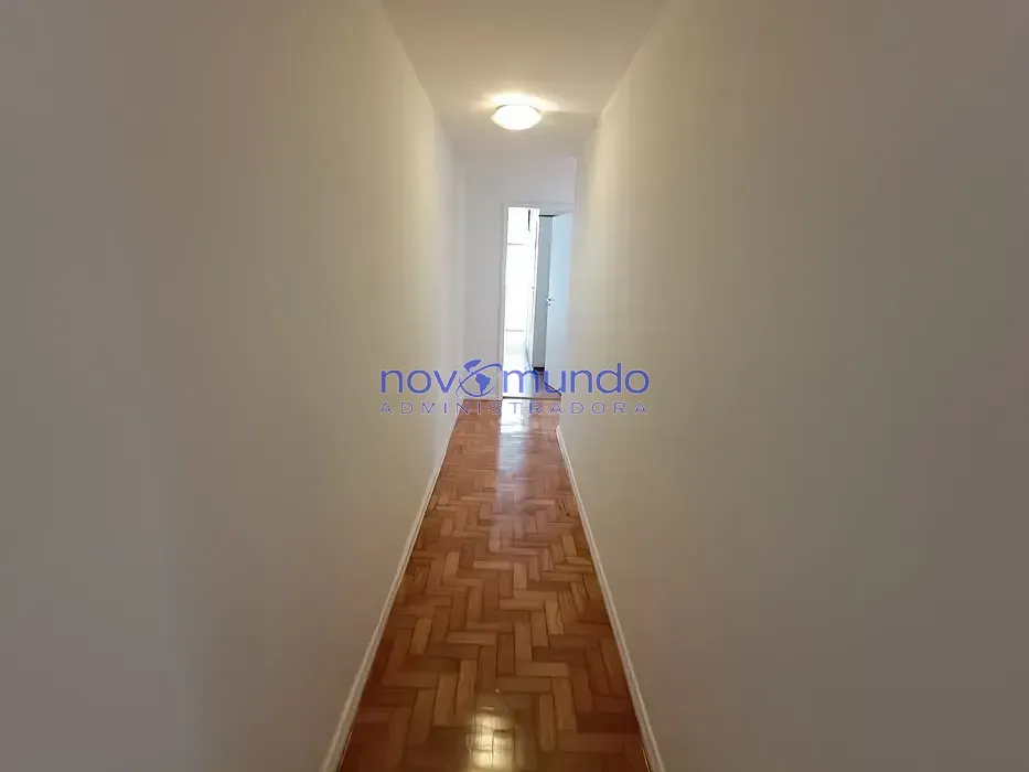 Wood or laminate floors in a 3-bedroom apartment, 198 m² — photo 17