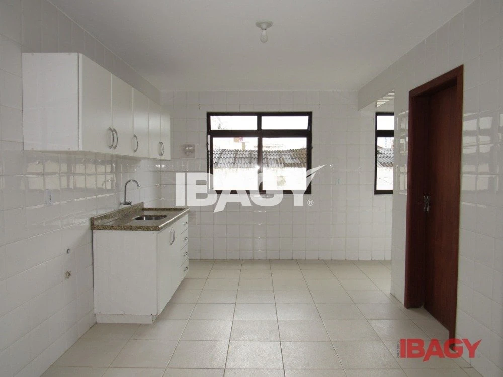 143 m² unfurnished apartment with 3 bedrooms — photo 5
