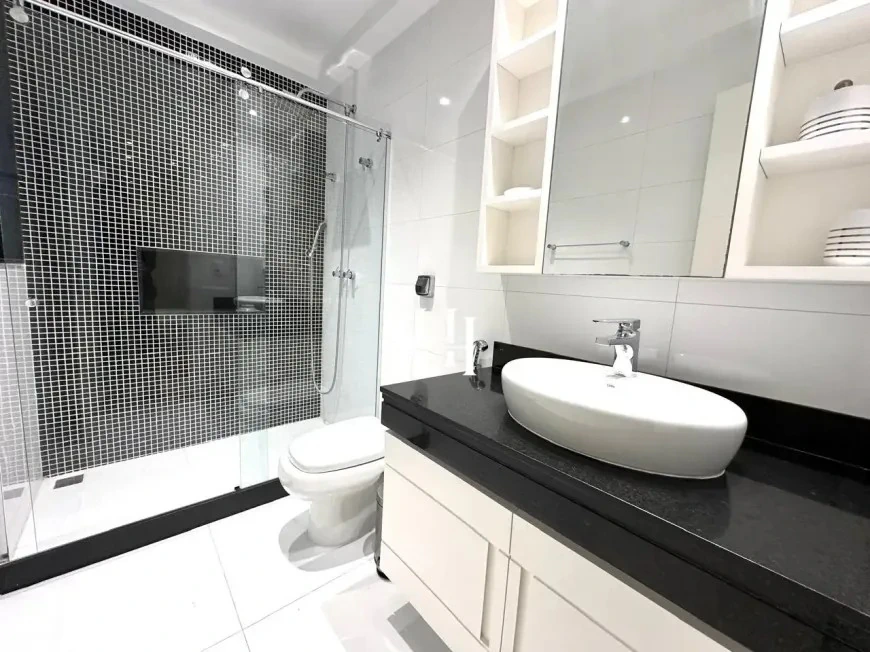 Furnished house with 7 bedrooms, 5 en-suites, 750 m² — photo 18