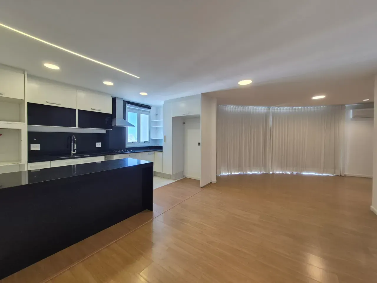 Duplex with 225 m², 3 bedrooms, and open-plan kitchen — photo 32