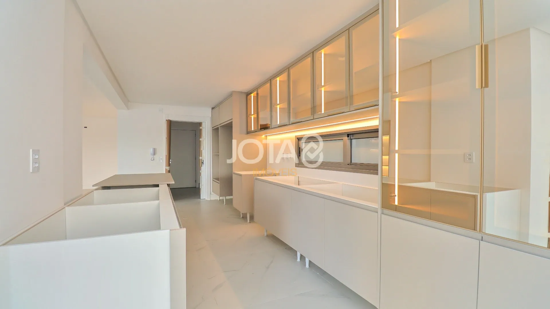 Квартира з 3 спальнями-сюїтами 193 м² і 4 паркомісця — photo 5