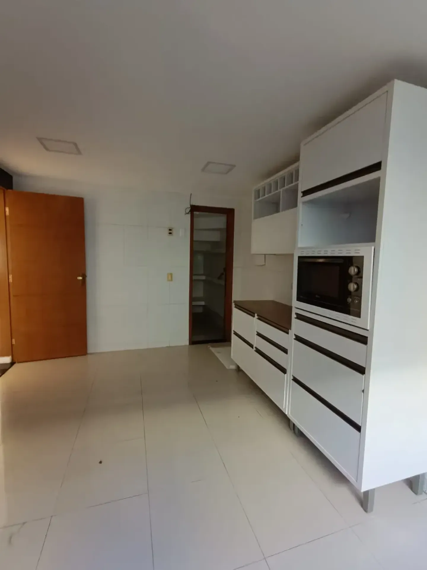 House with 4 bedrooms and 5 bathrooms — photo 35