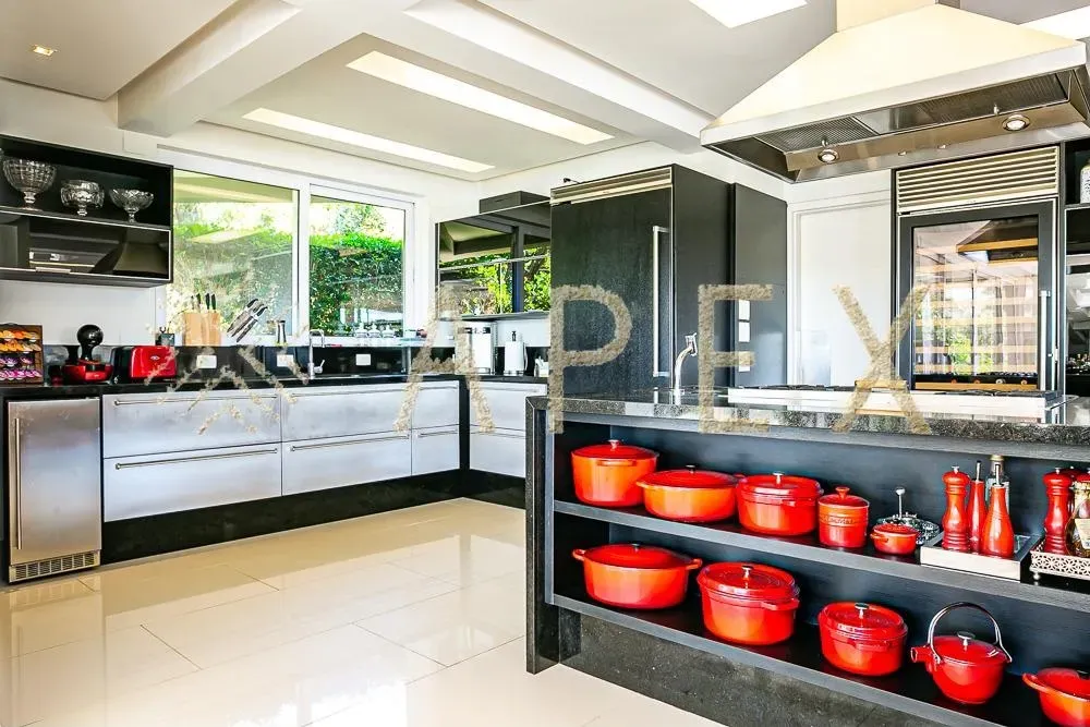 6 en-suite bedrooms, 9 bathrooms, 1600 m² and BBQ — photo 7
