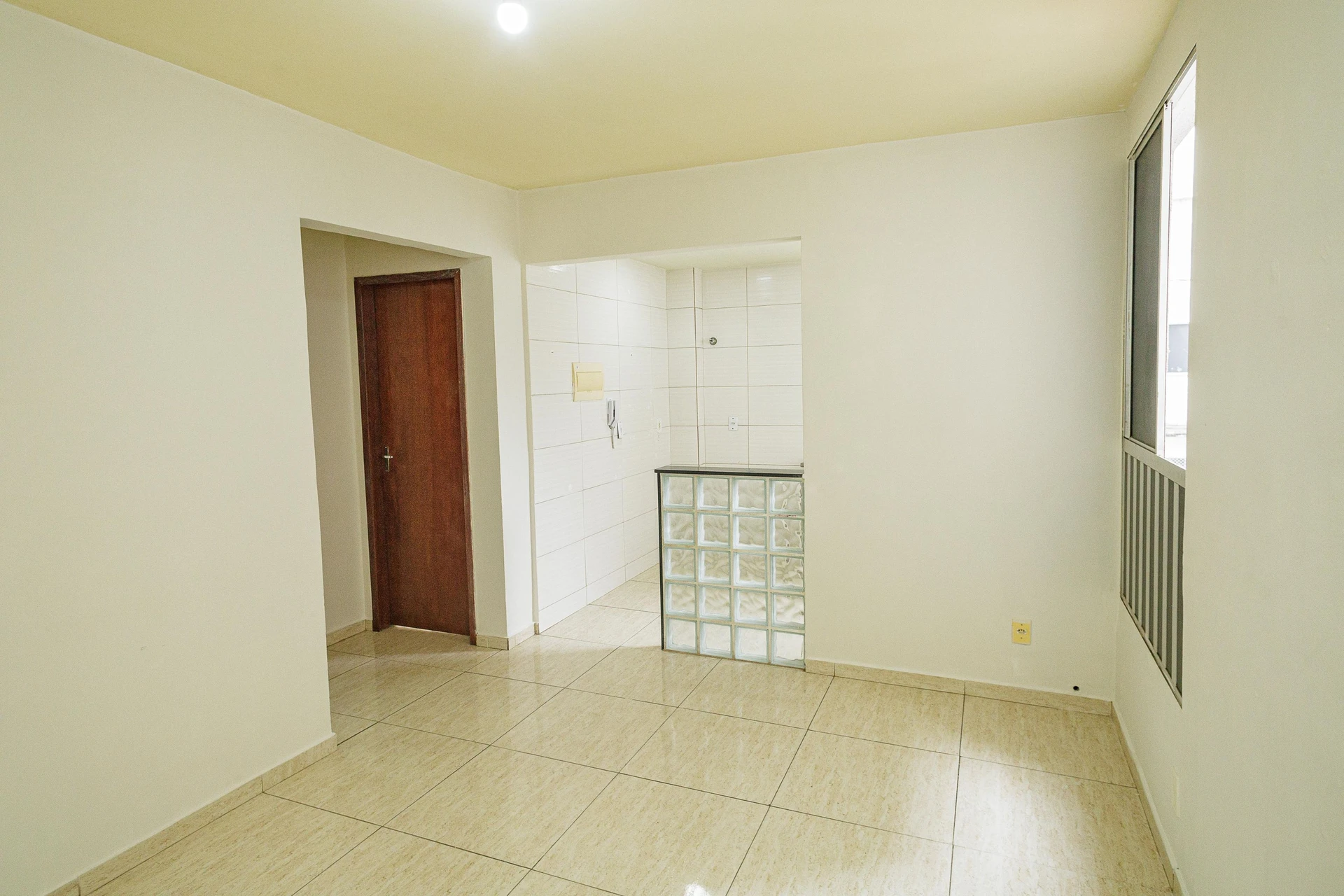 2-bedroom apartment with pool access, parking and pets