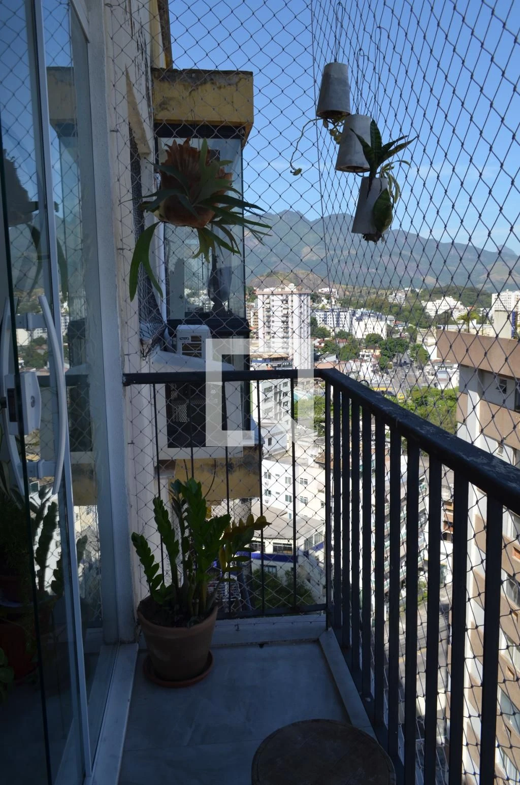 3-bedroom apartment in a building with a pool — photo 38