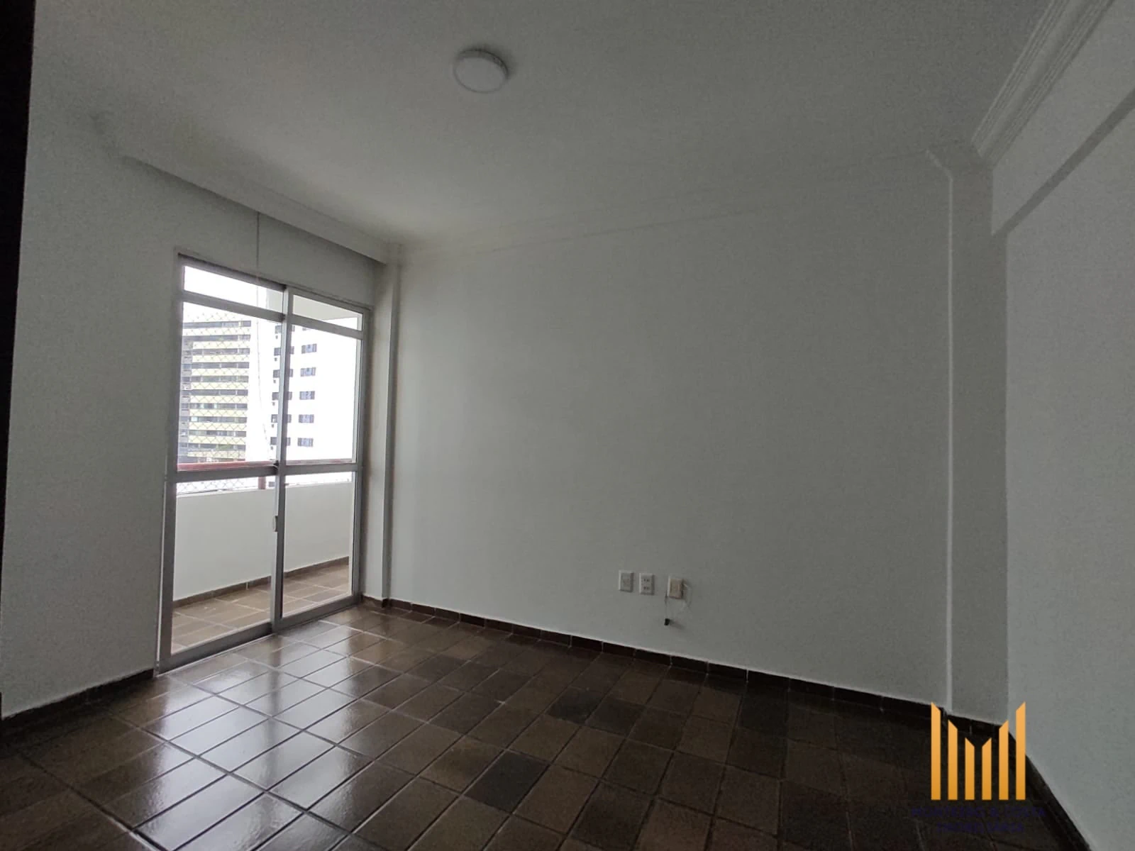 Квартира 135 м² з 3 спальнями та балконом