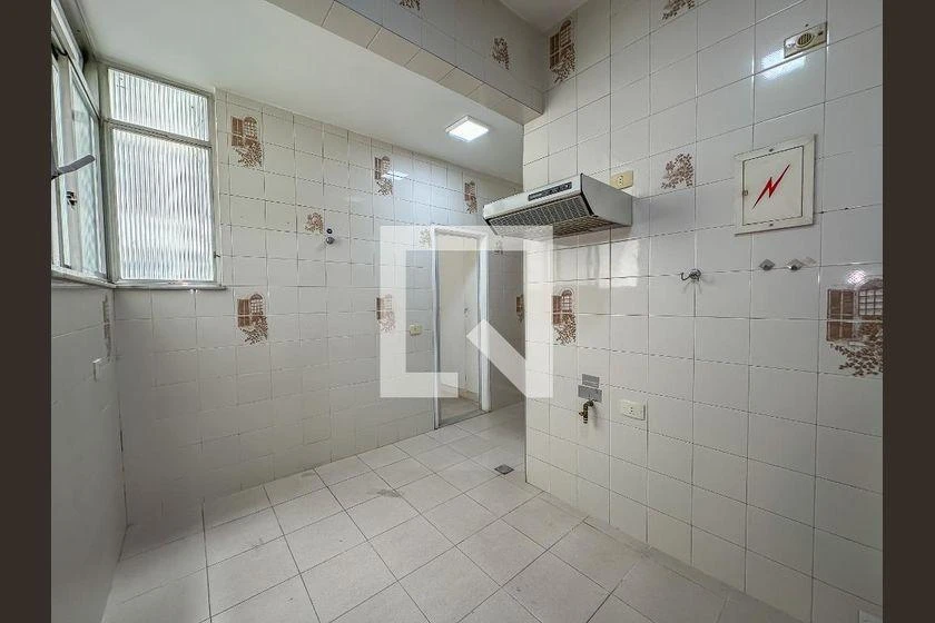 Квартира з 2 спальнями та дерев'яною підлогою або ламінатом — photo 34