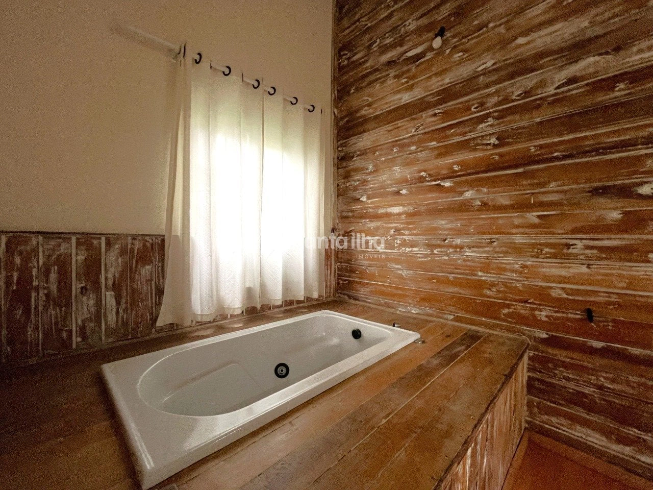 3-bedroom house with a bathtub — photo 13