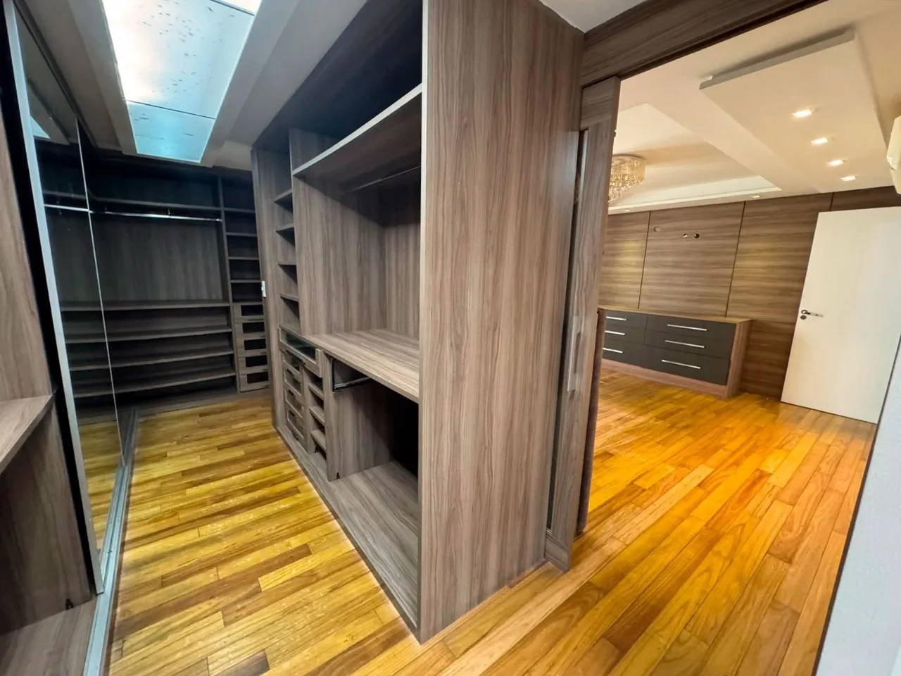 Bathtub in a 4-bedroom house, 195 m² — photo 25