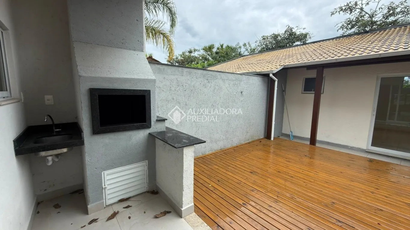 Balcony with a grill in a 4-bedroom house, 120 m² — photo 25