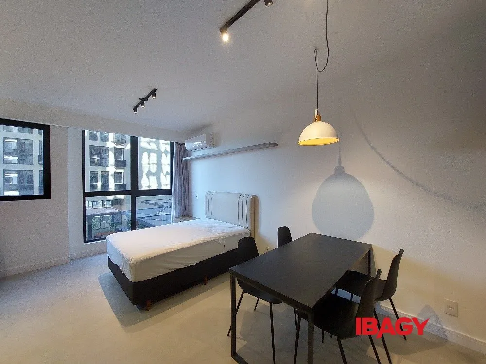 Furnished studio with a glass-enclosed balcony — photo 91