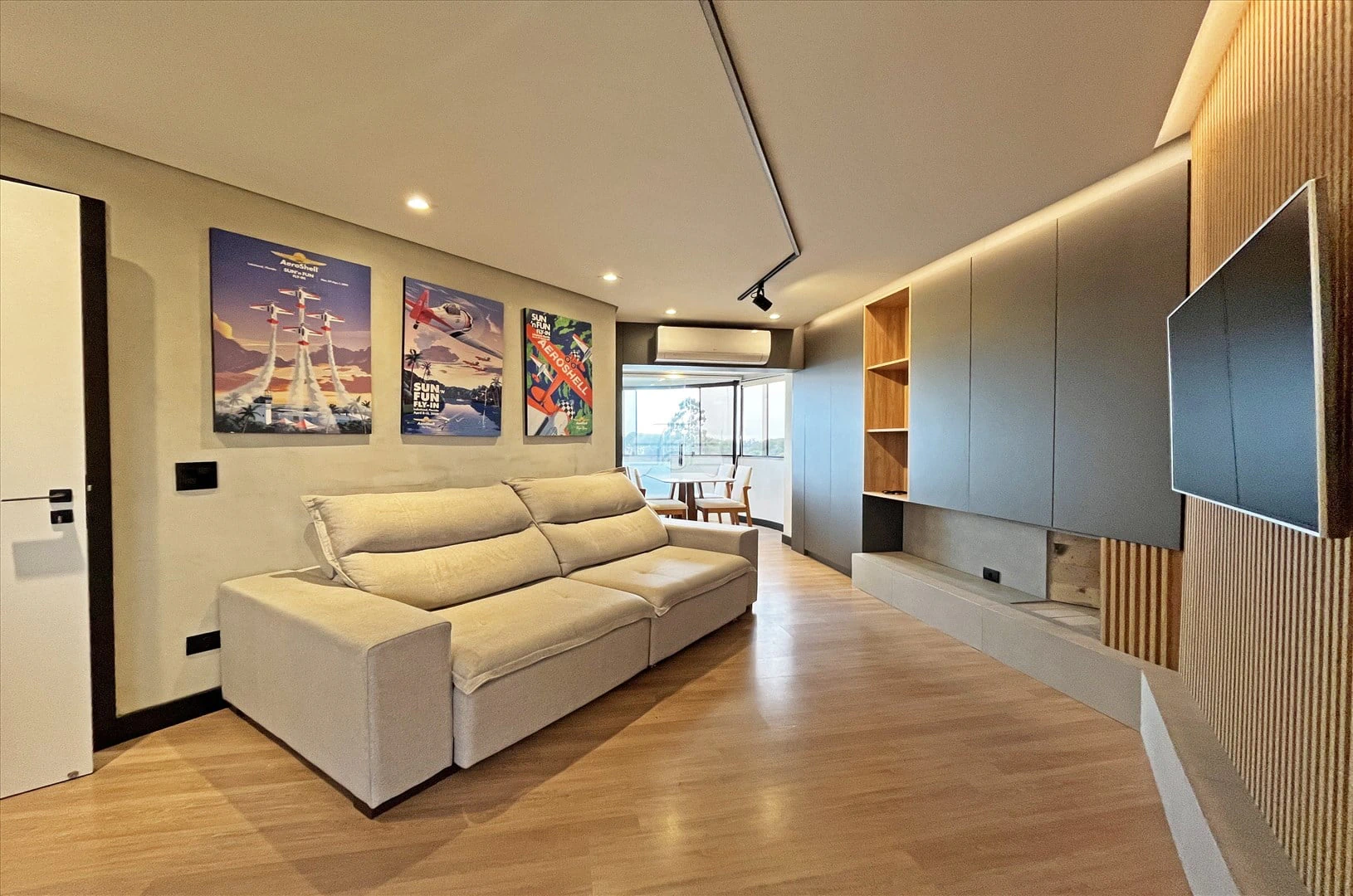 Apartment, 108 m², with wood or laminate floors — photo 2