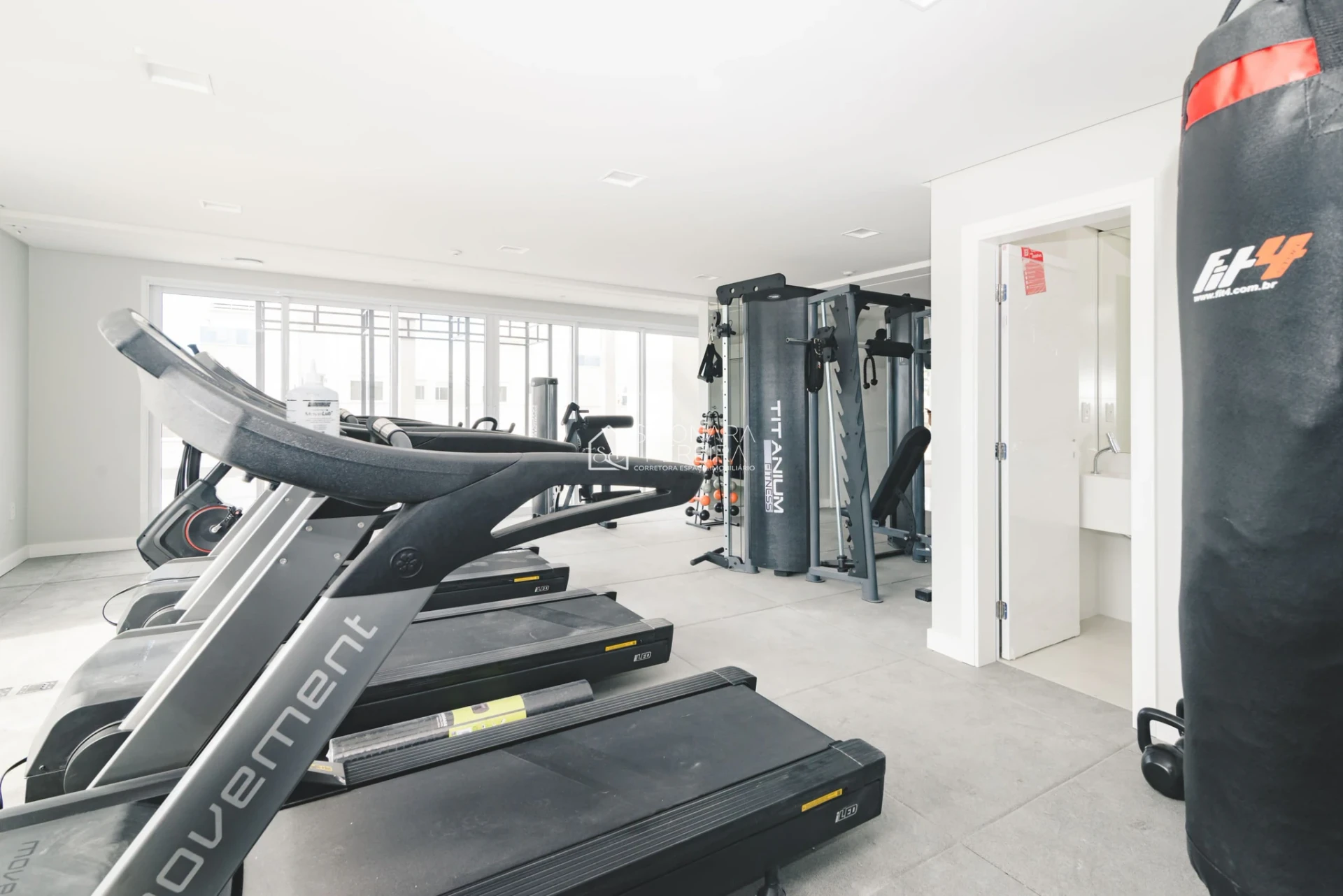 Застеклённый балкон и 3 спальни: квартира 102 м² — photo 21