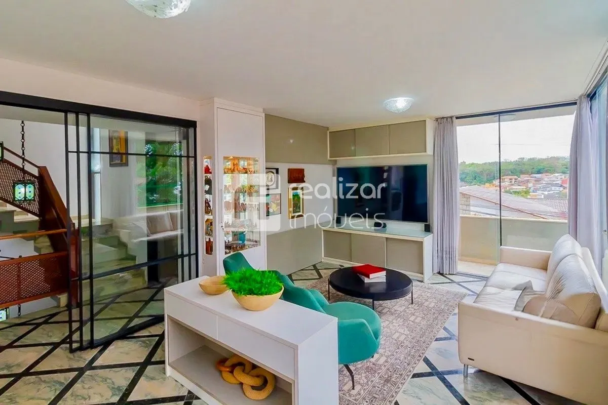 Casa com 4 quartos e cozinha fechada a gás